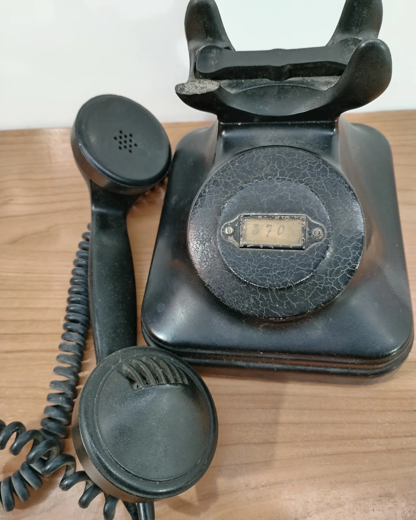 Teléfono antiguo de escritorio negro con número 370 - imagen 3
