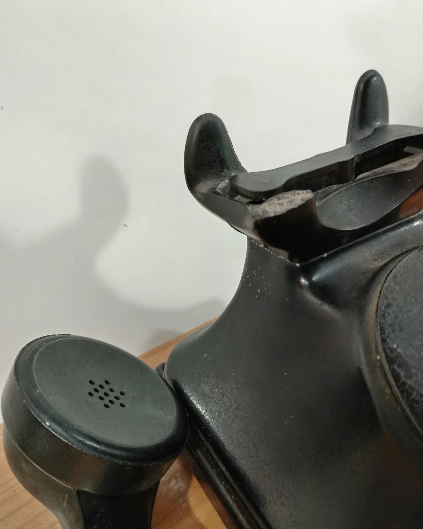 Teléfono antiguo de escritorio negro con número 370 - imagen 4