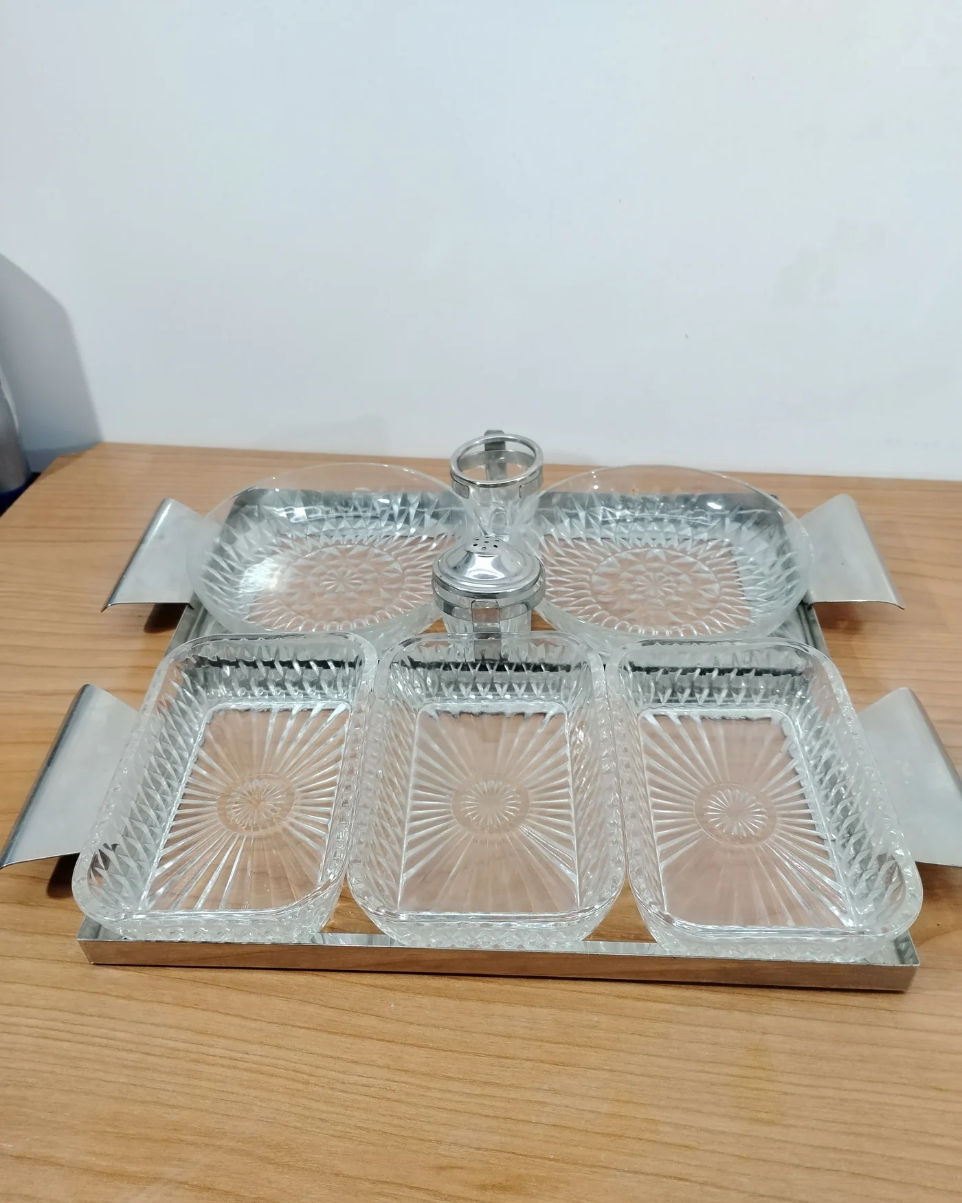 Set de bandejas de mesa con cristales tallados y base metálica - imagen 1