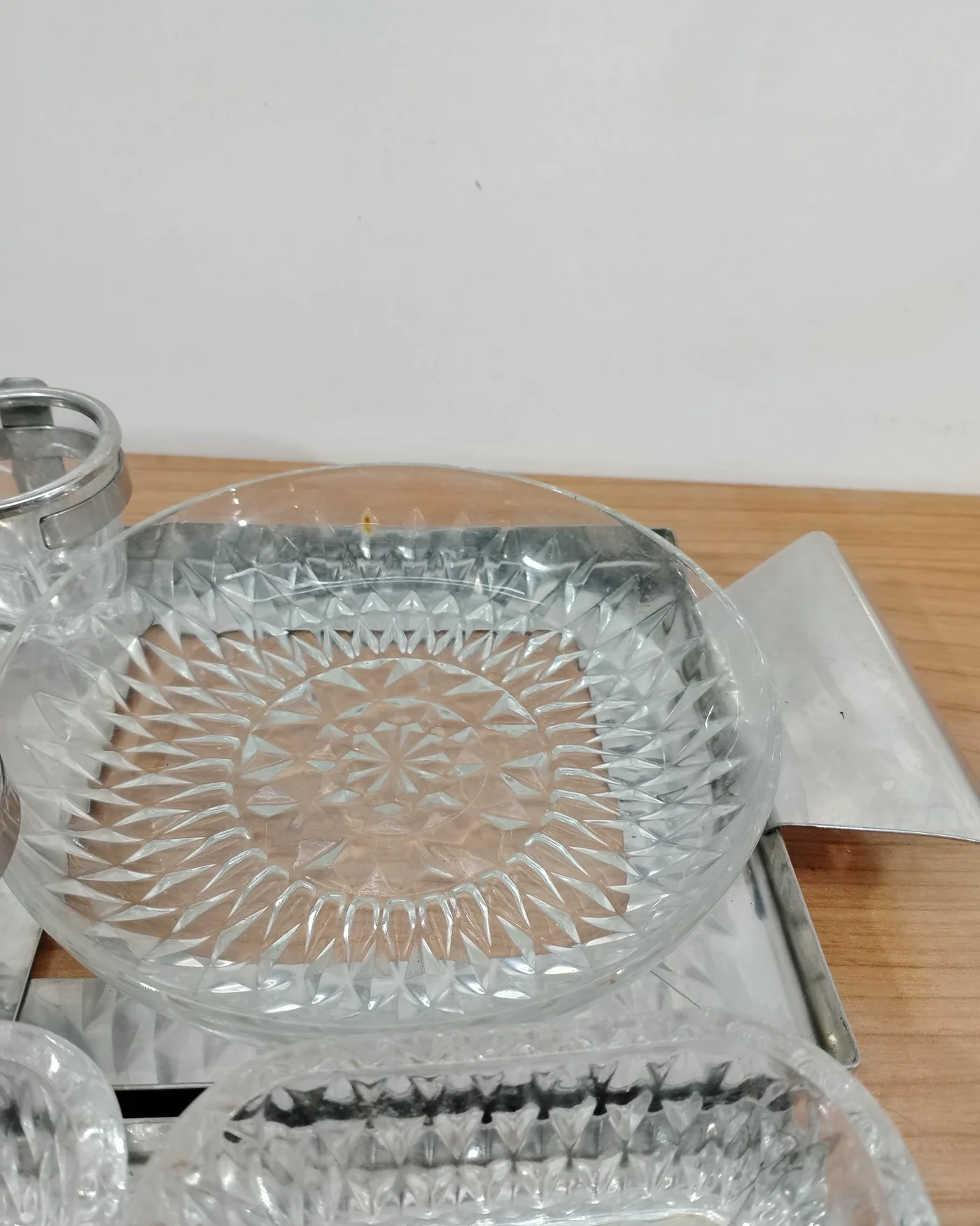 Set de bandejas de mesa con cristales tallados y base metálica - imagen 3