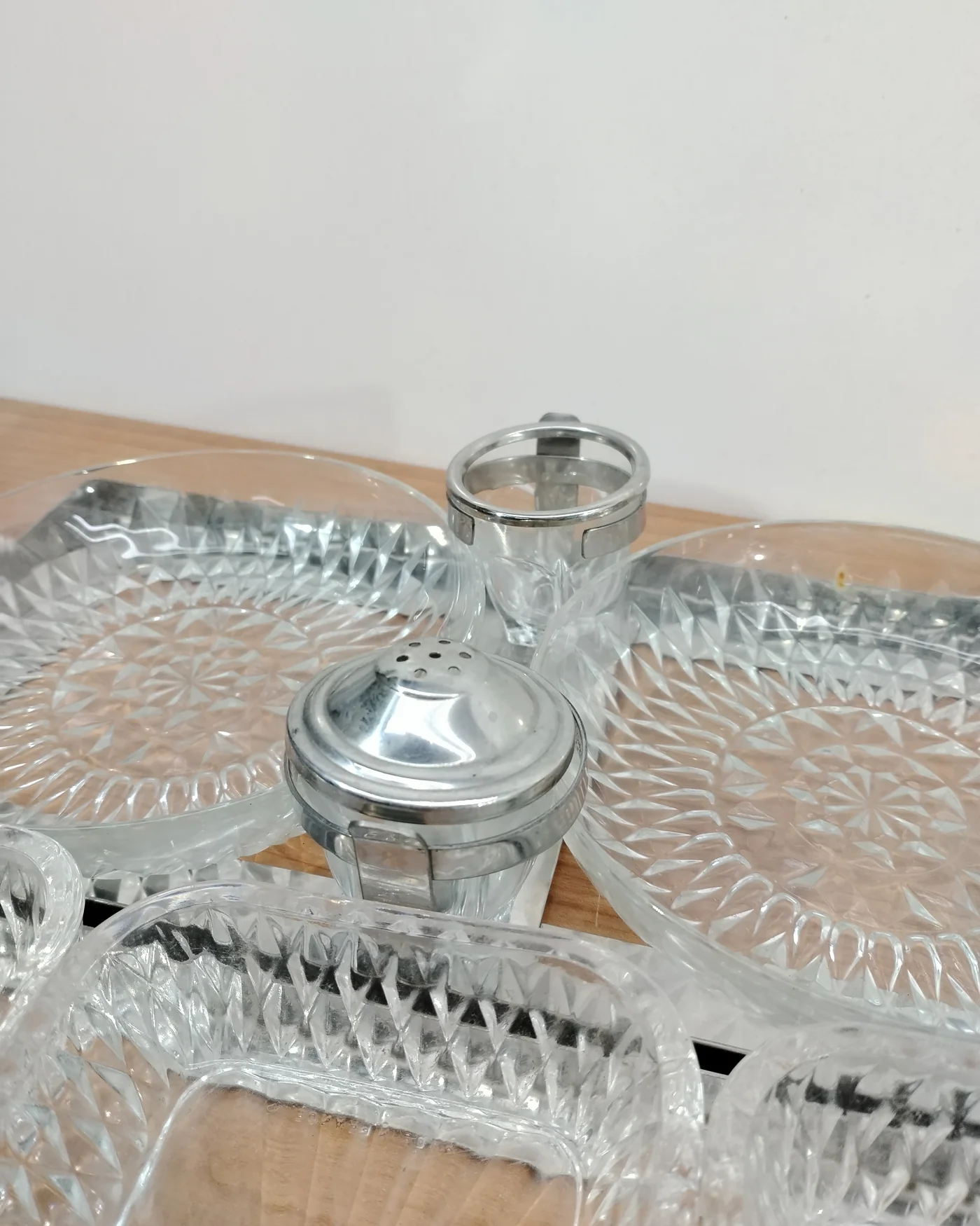 Set de bandejas de mesa con cristales tallados y base metálica - imagen 4