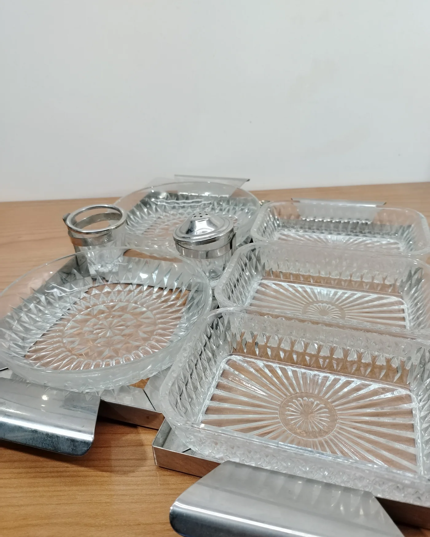 Set de bandejas de mesa con cristales tallados y base metálica - imagen 5