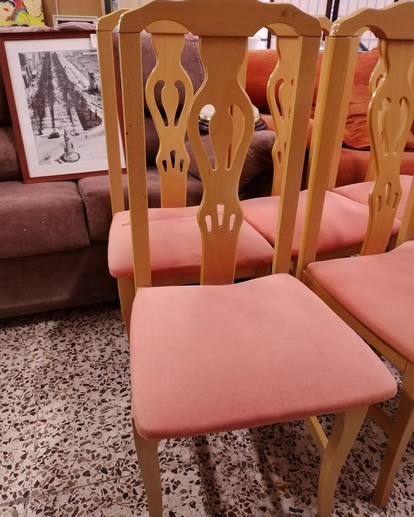 Juego de 6 sillas vintage de madera clara con cojines rosas - imagen 1