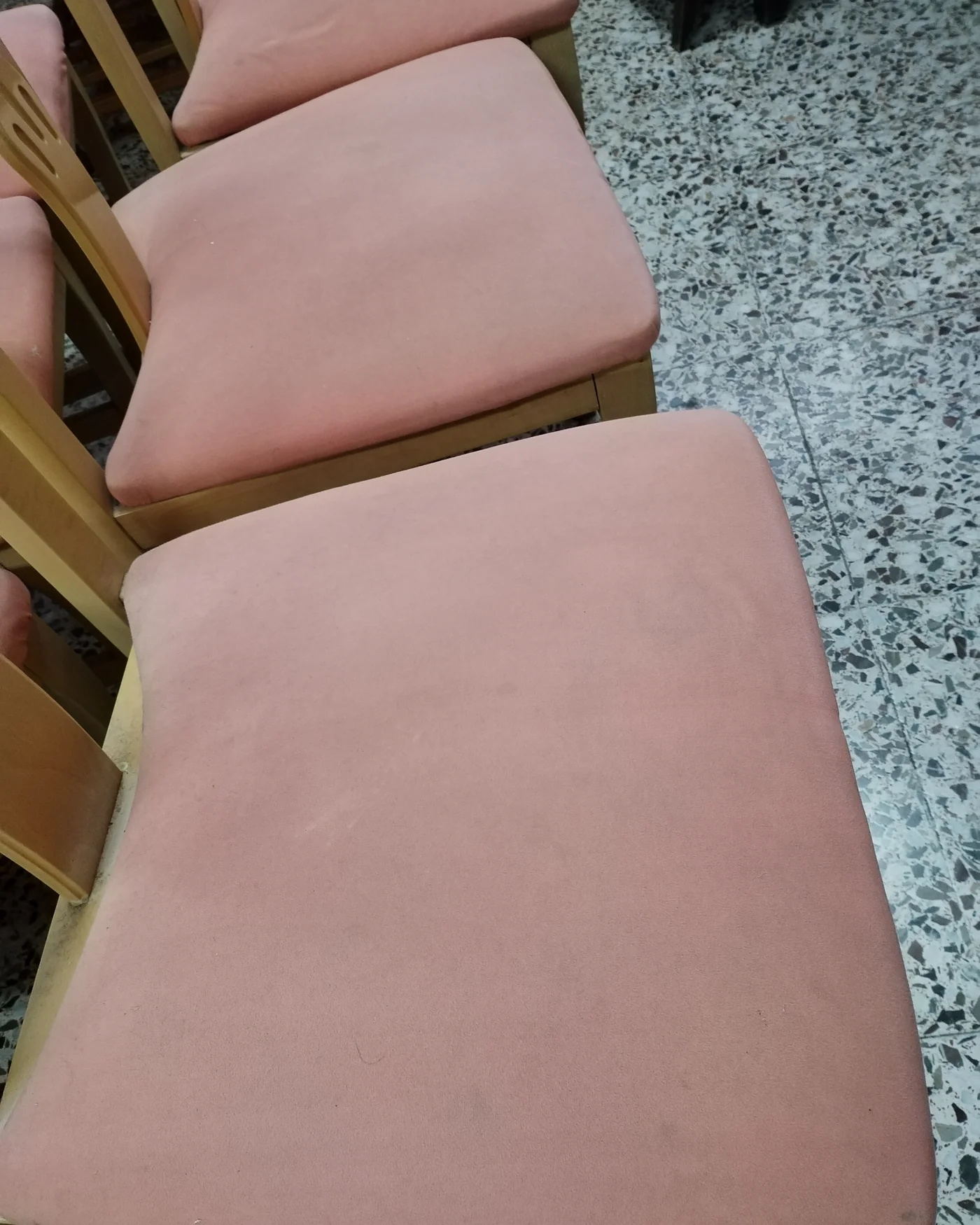 Juego de 6 sillas vintage de madera clara con cojines rosas - imagen 2
