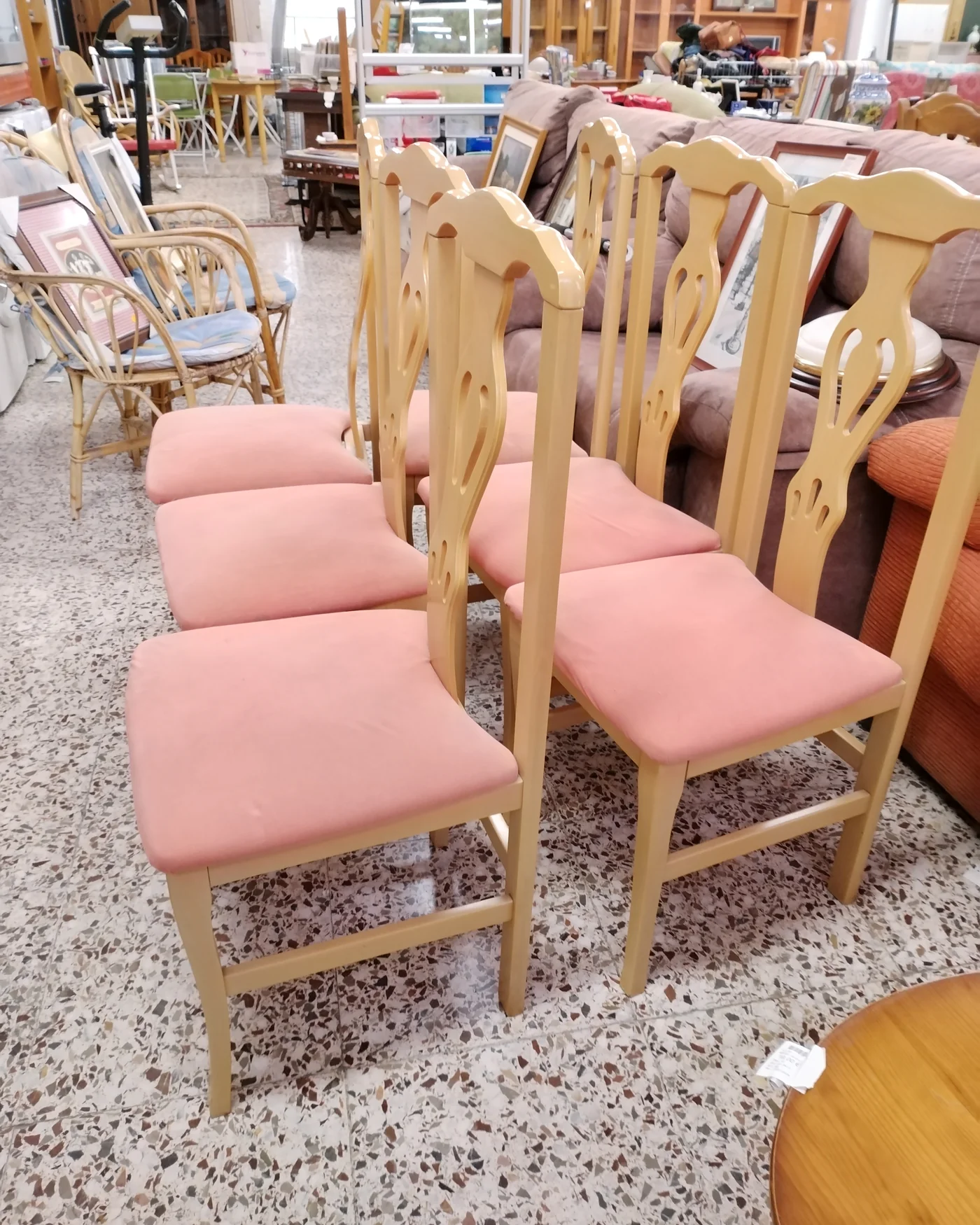 Juego de 6 sillas vintage de madera clara con cojines rosas - imagen 4