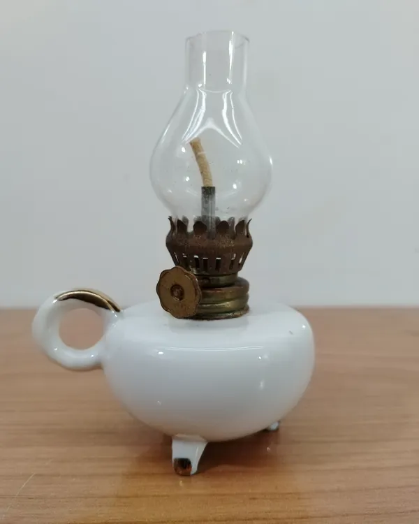 Mini Lámpara de Aceite Vintage con Base de Cerámica y Detalles en Latón