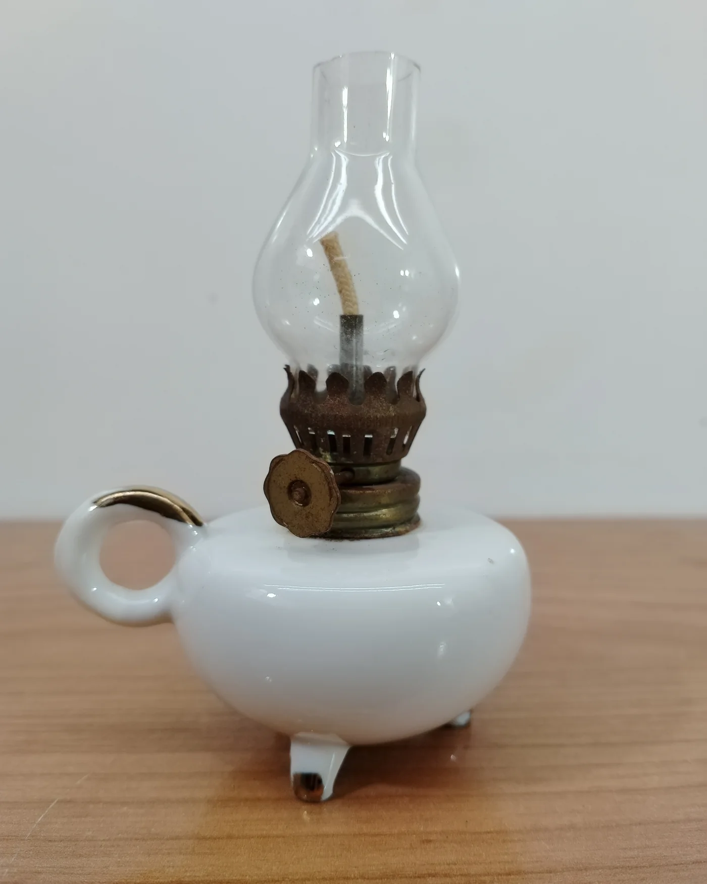Mini lámpara de aceite vintage con base de cerámica y detalles en latón - imagen 1