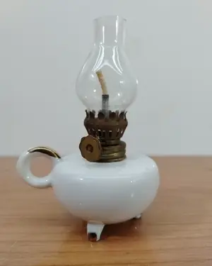 Mini lámpara de aceite vintage con base de cerámica y detalles en latón - miniatura 1