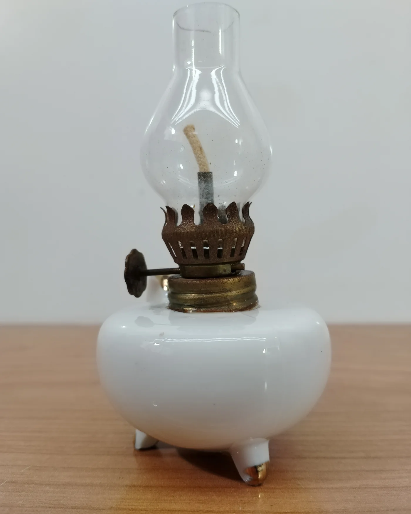 Mini lámpara de aceite vintage con base de cerámica y detalles en latón - imagen 2