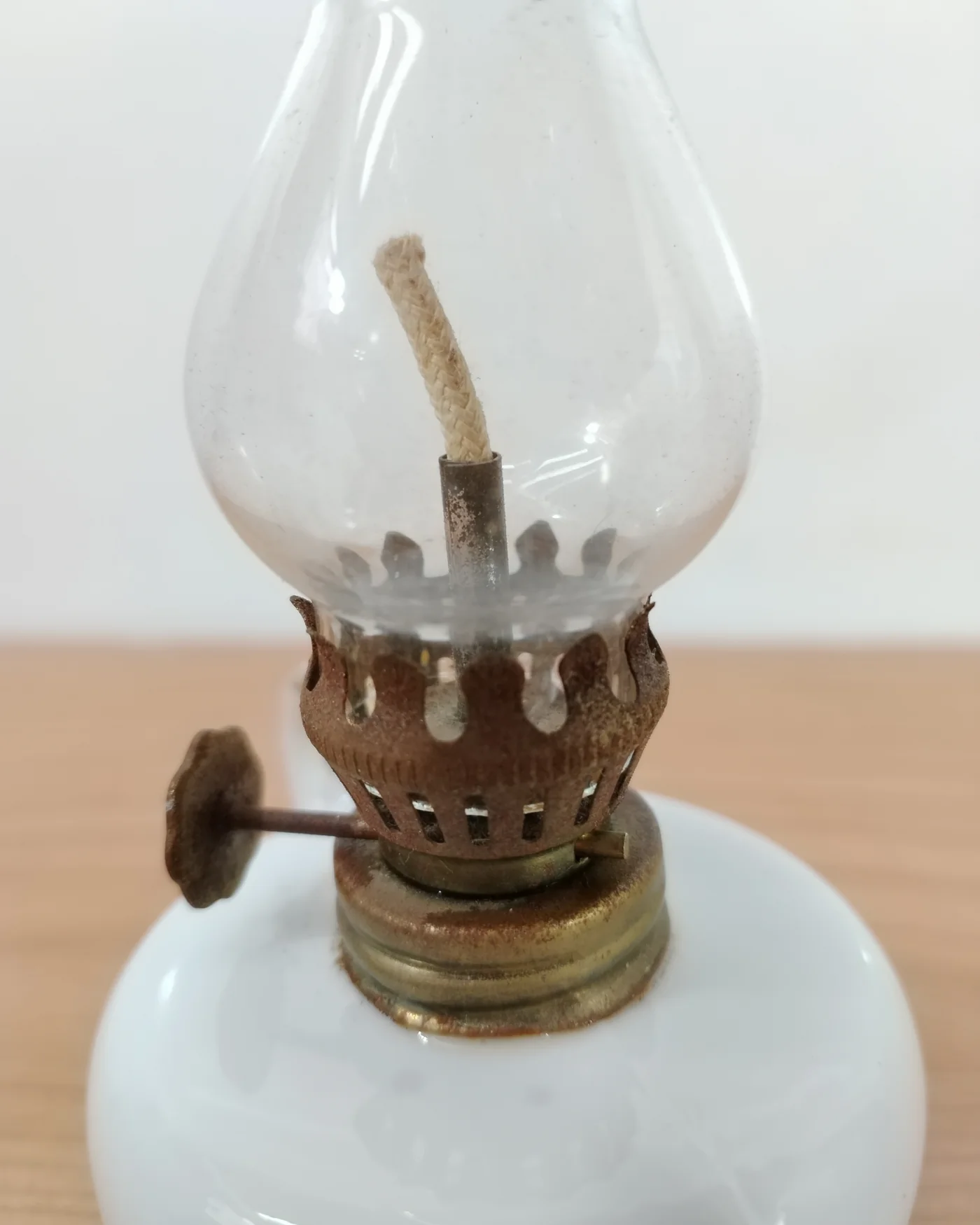 Mini lámpara de aceite vintage con base de cerámica y detalles en latón - imagen 3