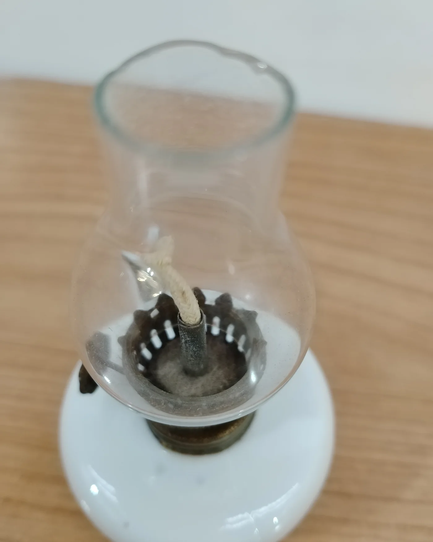 Mini lámpara de aceite vintage con base de cerámica y detalles en latón - imagen 4