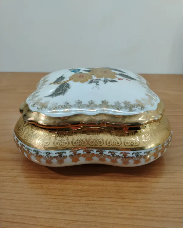 Caja Joyero de Porcelana con Decoración Floral y Detalles en Oro