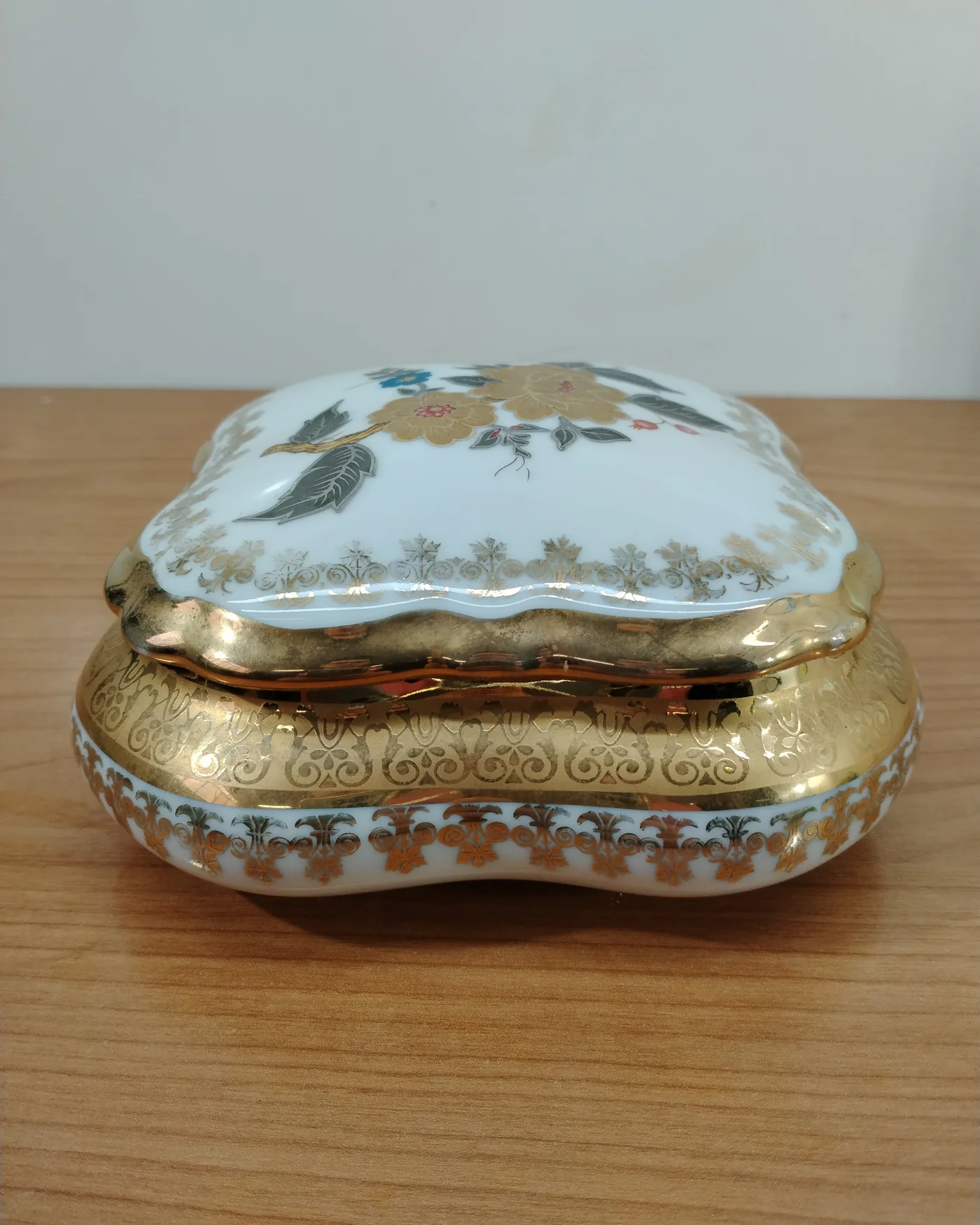 Caja joyero de porcelana con decoración floral y detalles en oro - imagen 1