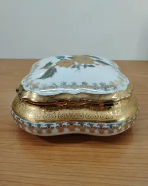 Caja joyero de porcelana con decoración floral y detalles en oro - miniatura 1
