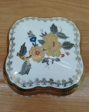 Caja joyero de porcelana con decoración floral y detalles en oro - miniatura 2