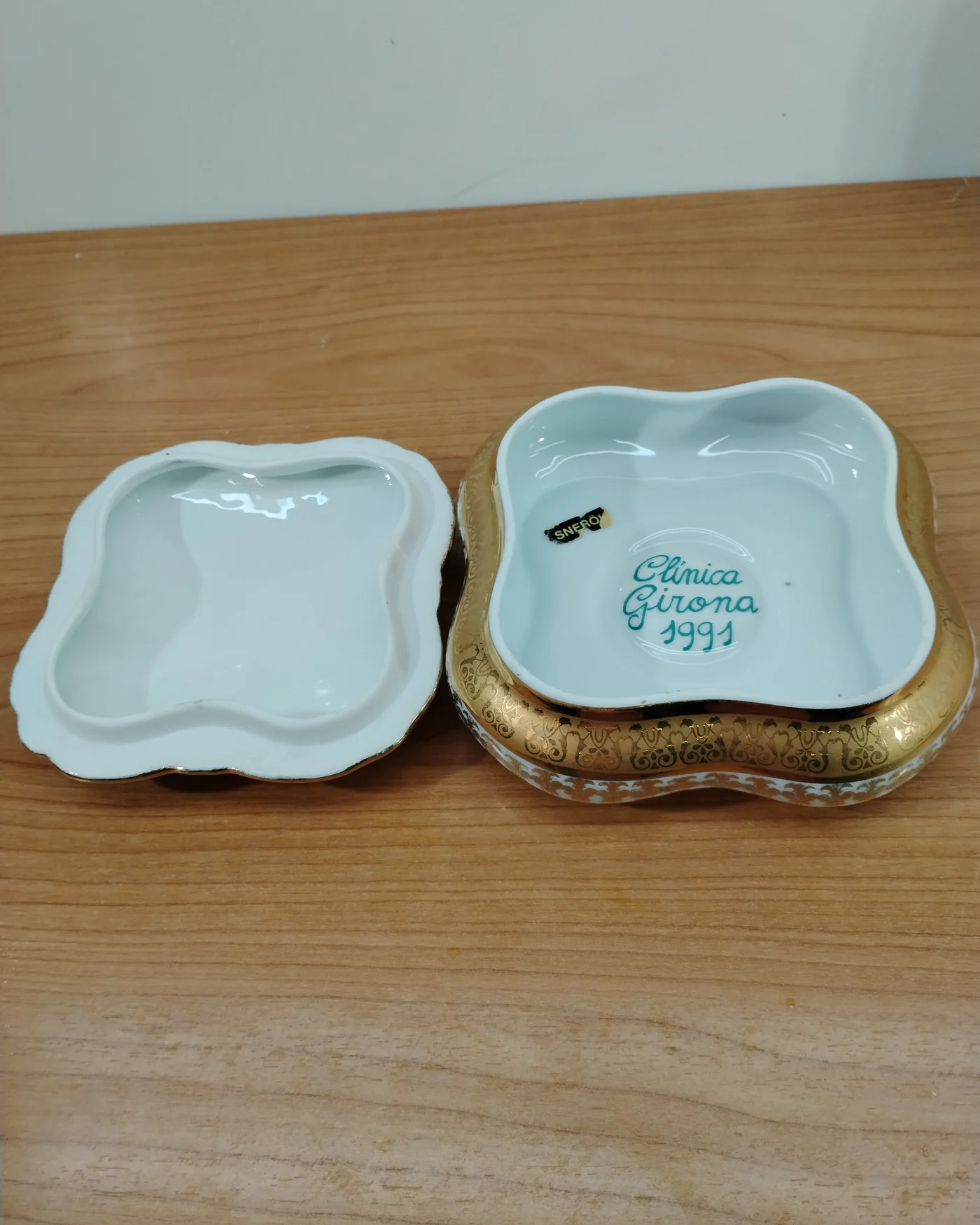 Caja joyero de porcelana con decoración floral y detalles en oro - imagen 3