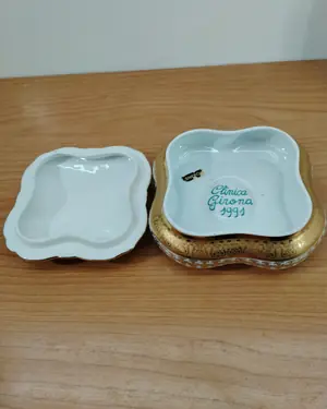 Caja joyero de porcelana con decoración floral y detalles en oro - miniatura 3