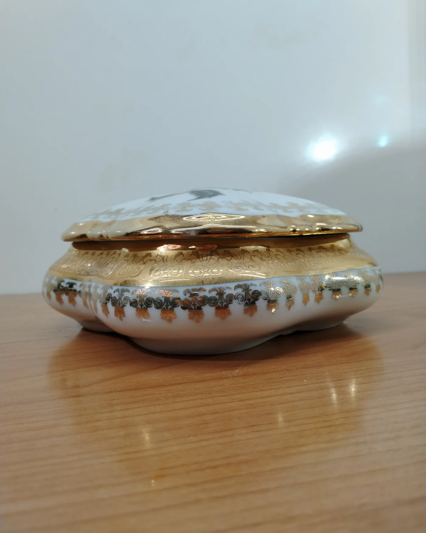 Caja joyero de porcelana con decoración floral y detalles en oro - imagen 5
