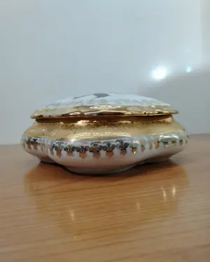 Caja joyero de porcelana con decoración floral y detalles en oro - miniatura 5