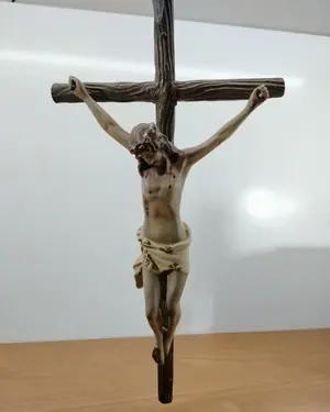 Crucifijo de Cristo colgante de pared - miniatura 1