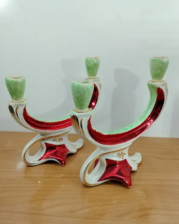 Par de Candelabros de Cerámica con Detalles en Rojo, Verde y Dorado