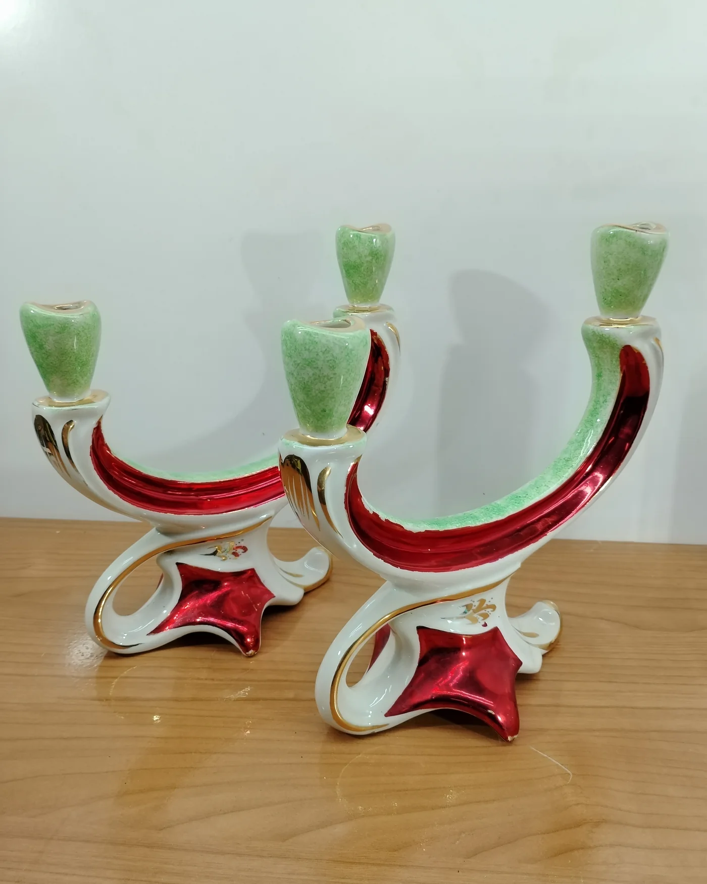 Par de candelabros de cerámica con detalles en rojo, verde y dorado - imagen 1