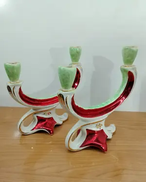 Par de candelabros de cerámica con detalles en rojo, verde y dorado - miniatura 1
