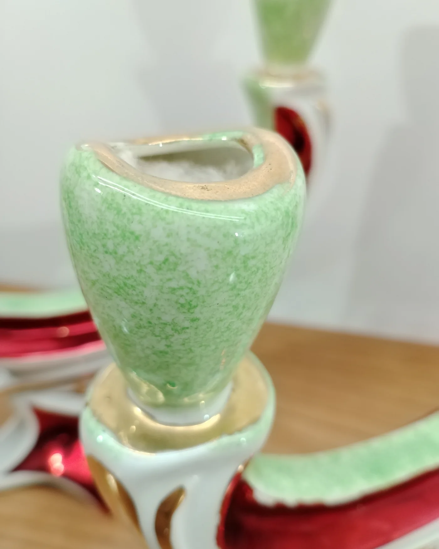 Par de candelabros de cerámica con detalles en rojo, verde y dorado - imagen 2