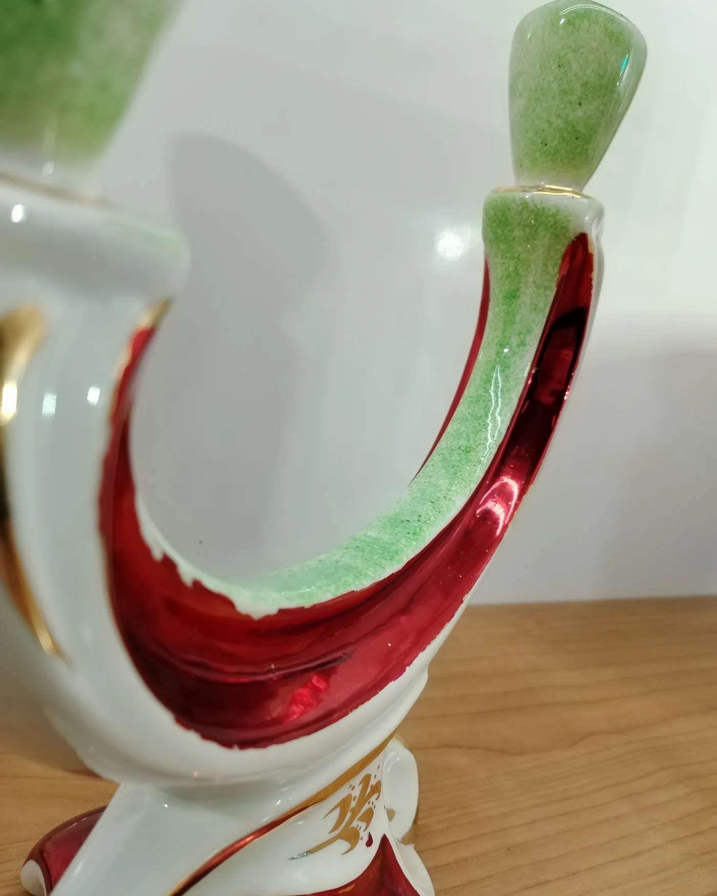 Par de candelabros de cerámica con detalles en rojo, verde y dorado - imagen 3