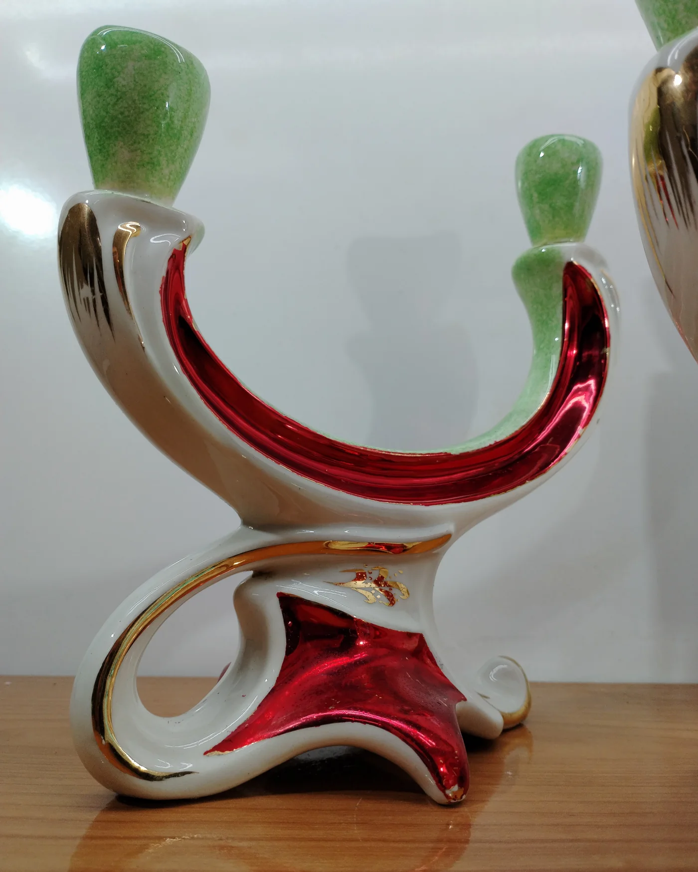 Par de candelabros de cerámica con detalles en rojo, verde y dorado - imagen 5