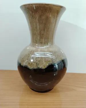 Jarrón de cerámica con efecto piedra y acabado brillante - miniatura 1