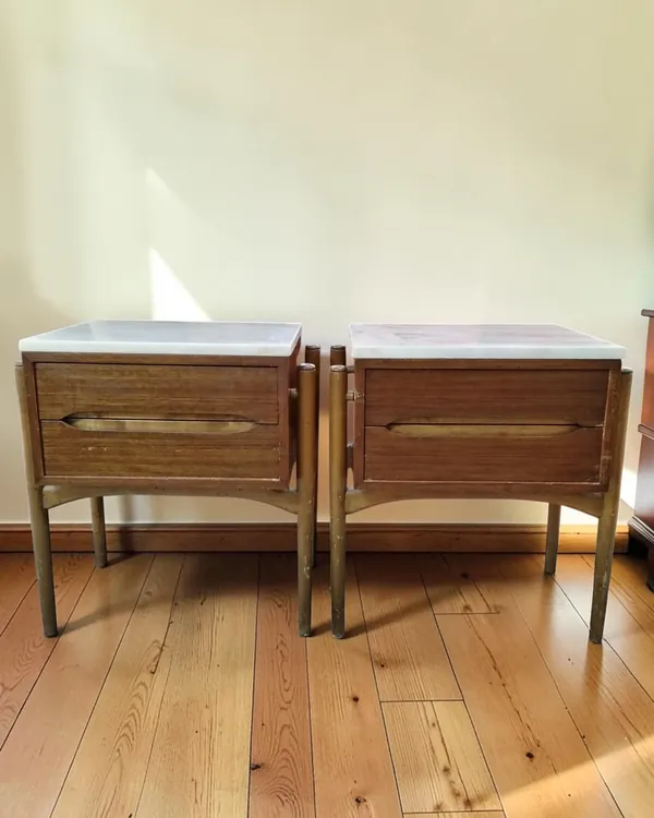 Par de Mesitas de Noche Estilo Mid-century