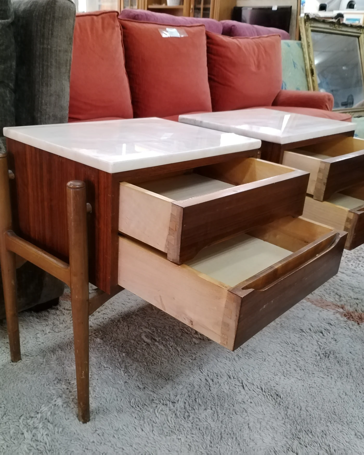 Par de Mesitas de Noche Estilo Mid-century - imagen 3