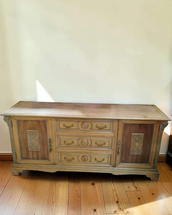 Aparador clásico de madera con cajones y puertas