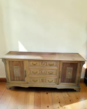 Aparador clásico de madera con cajones y puertas - miniatura 1