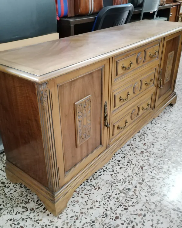 Aparador clásico de madera con cajones y puertas