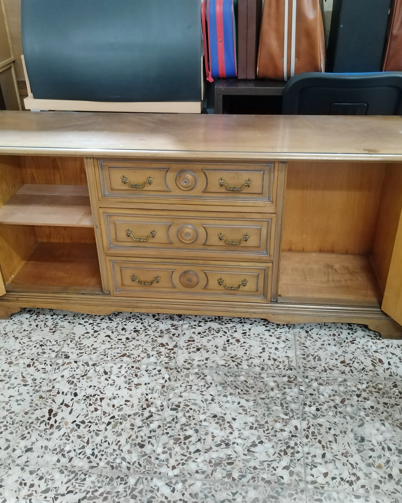 Aparador clásico de madera con cajones y puertas - imagen 3