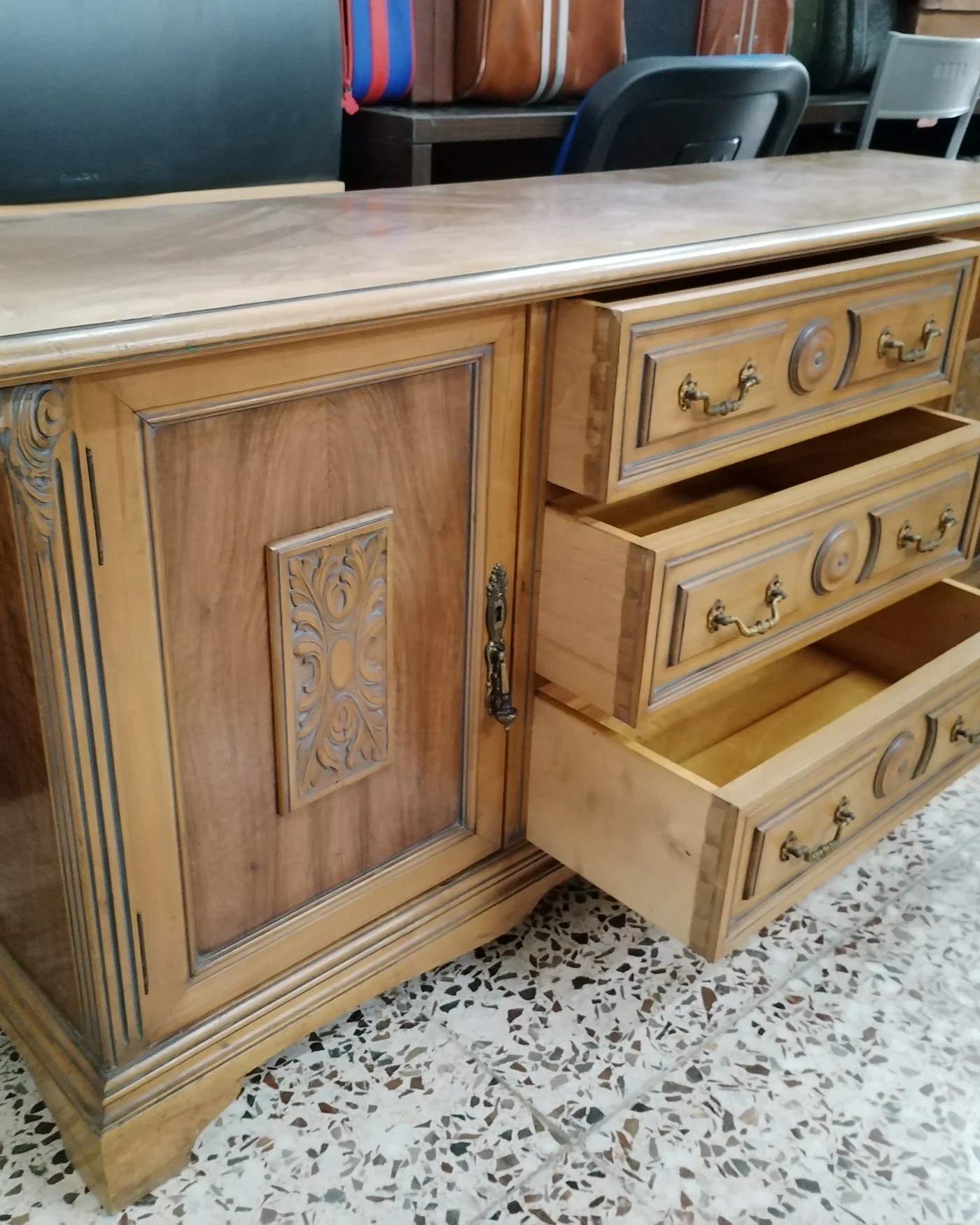 Aparador clásico de madera con cajones y puertas - imagen 4