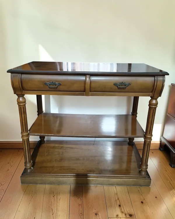 MUEBLE AUXILIAR DE ESTILO CLÁSICO