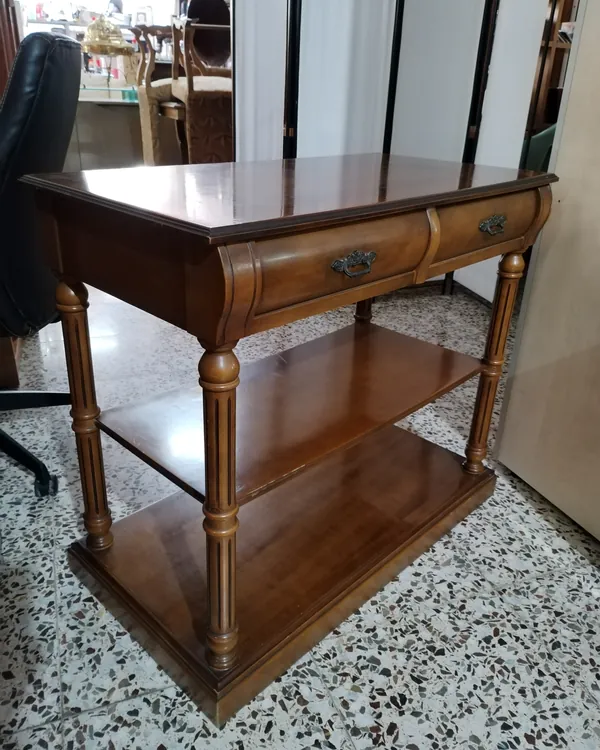 MUEBLE AUXILIAR DE ESTILO CLÁSICO