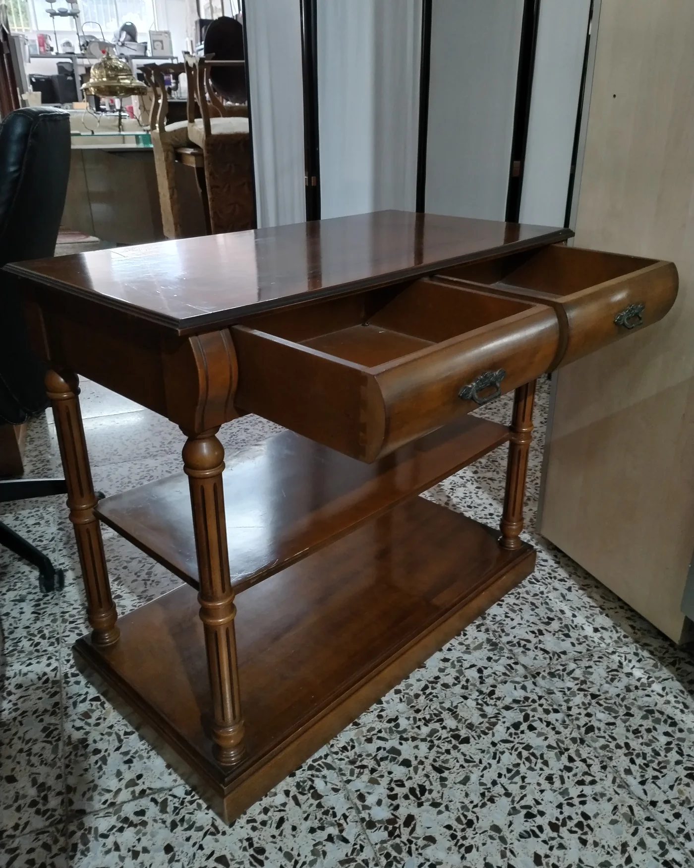 MUEBLE AUXILIAR DE ESTILO CLÁSICO - imagen 3