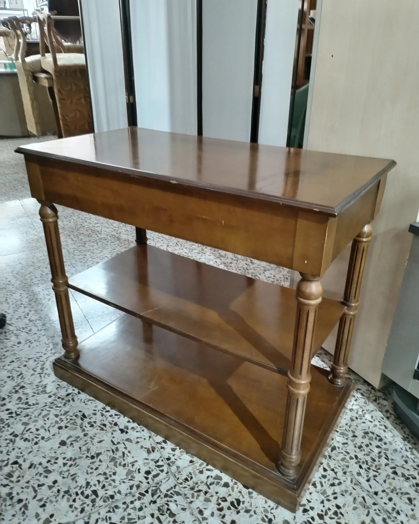 MUEBLE AUXILIAR DE ESTILO CLÁSICO - imagen 4