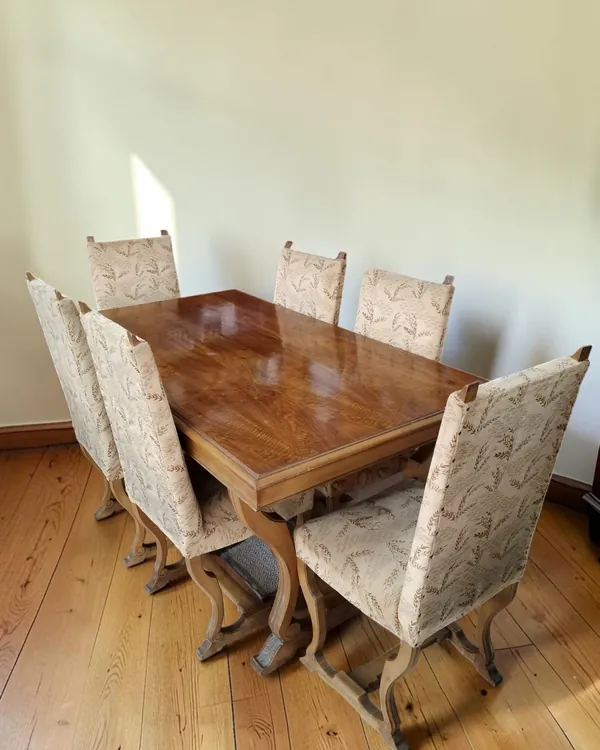 Conjunto de comedor clásico de madera con tapizado floral