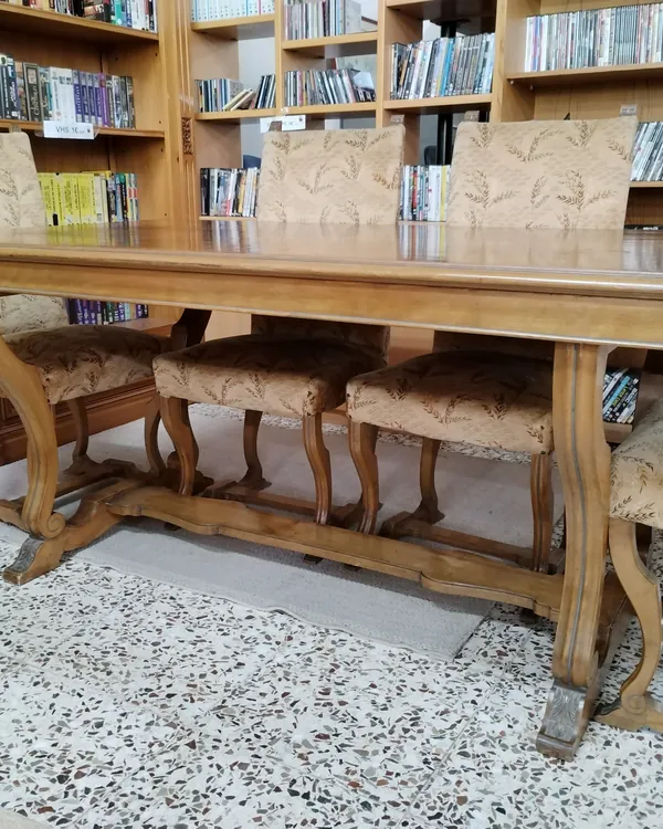 Conjunto de comedor clásico de madera con tapizado floral
