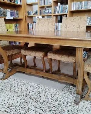 Conjunto de comedor clásico de madera con tapizado floral - miniatura 2