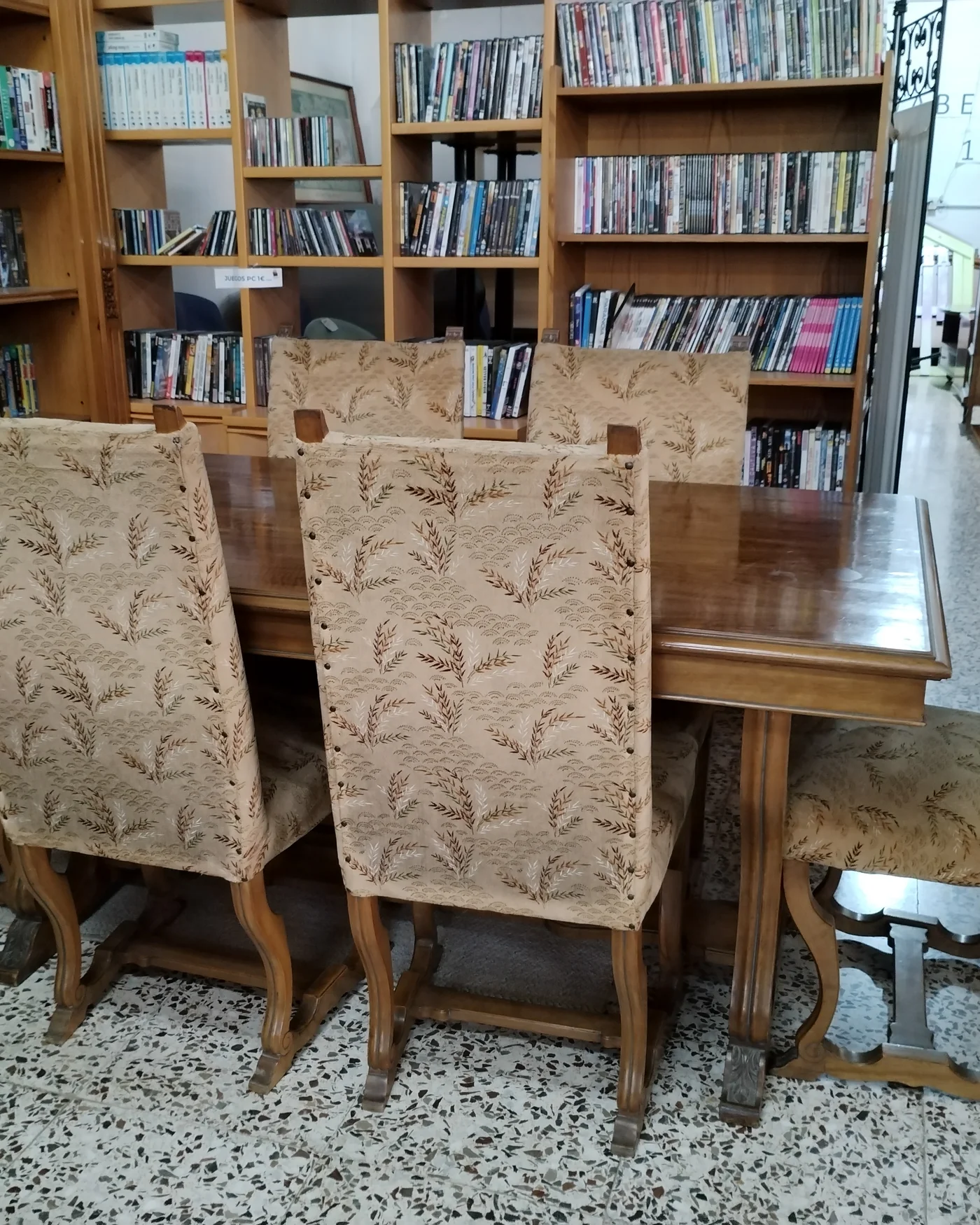 Conjunto de comedor clásico de madera con tapizado floral - imagen 3