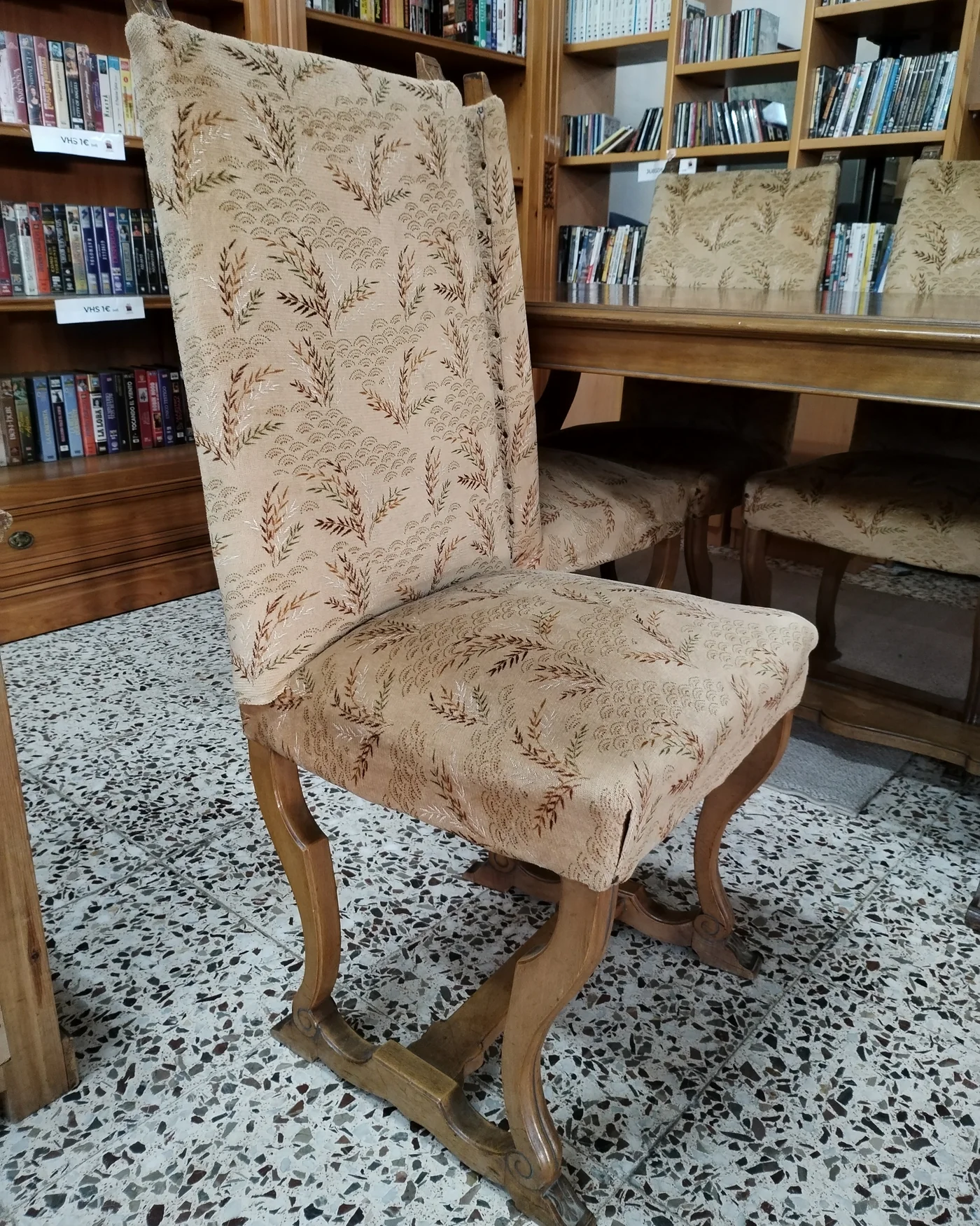 Conjunto de comedor clásico de madera con tapizado floral - imagen 4