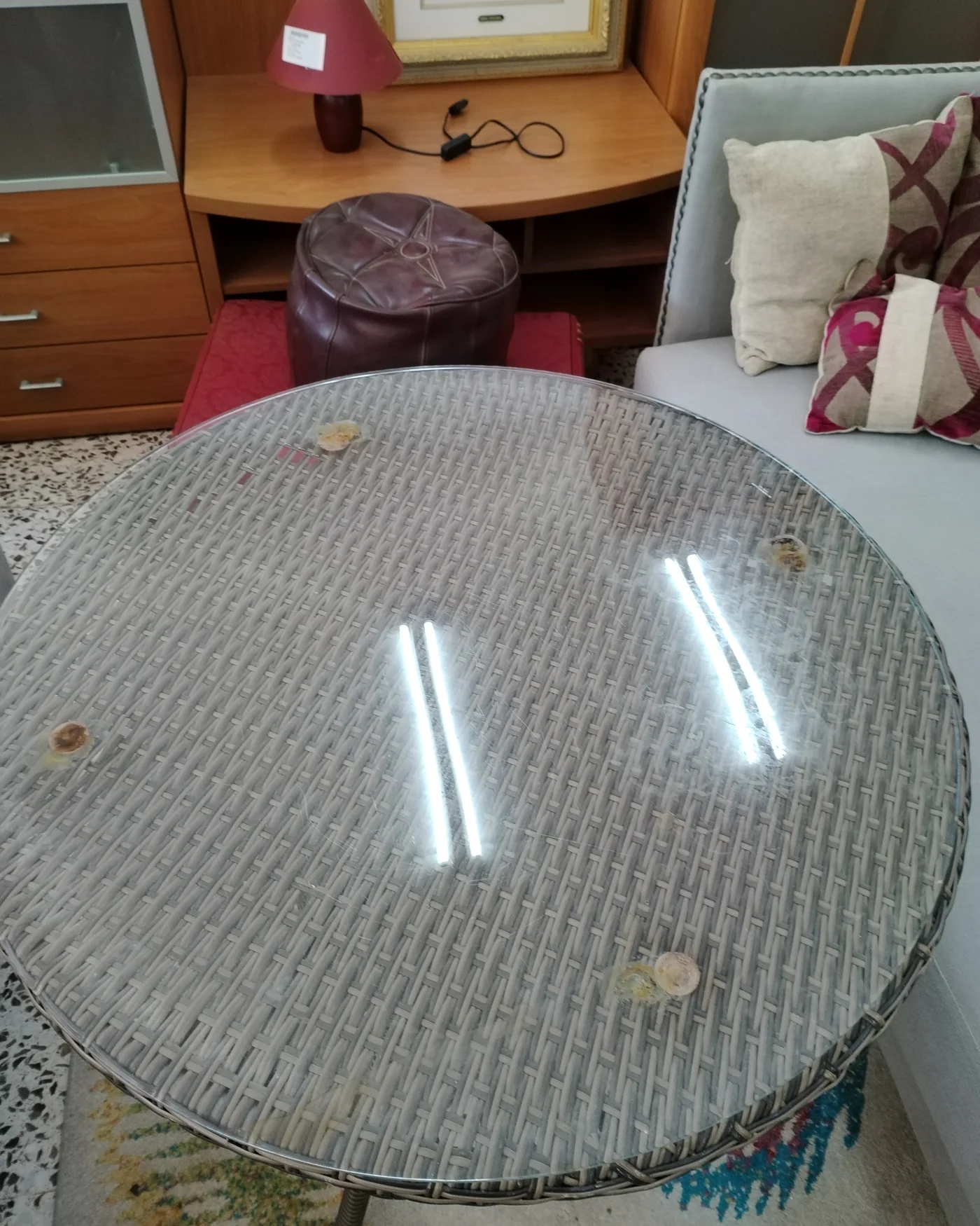 Mesa redonda de exterior con cristal y mimbre - imagen 3