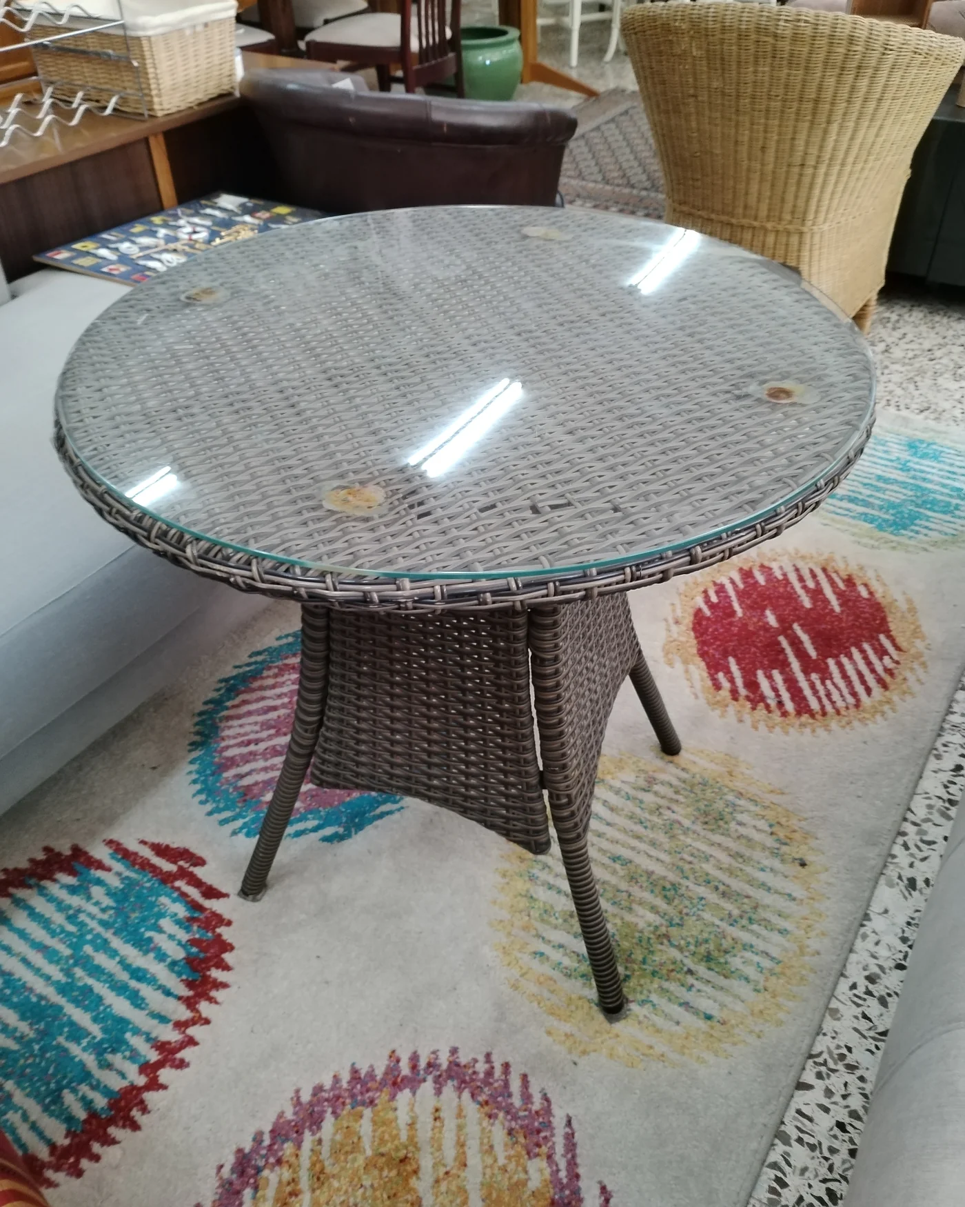 Mesa redonda de exterior con cristal y mimbre - imagen 6