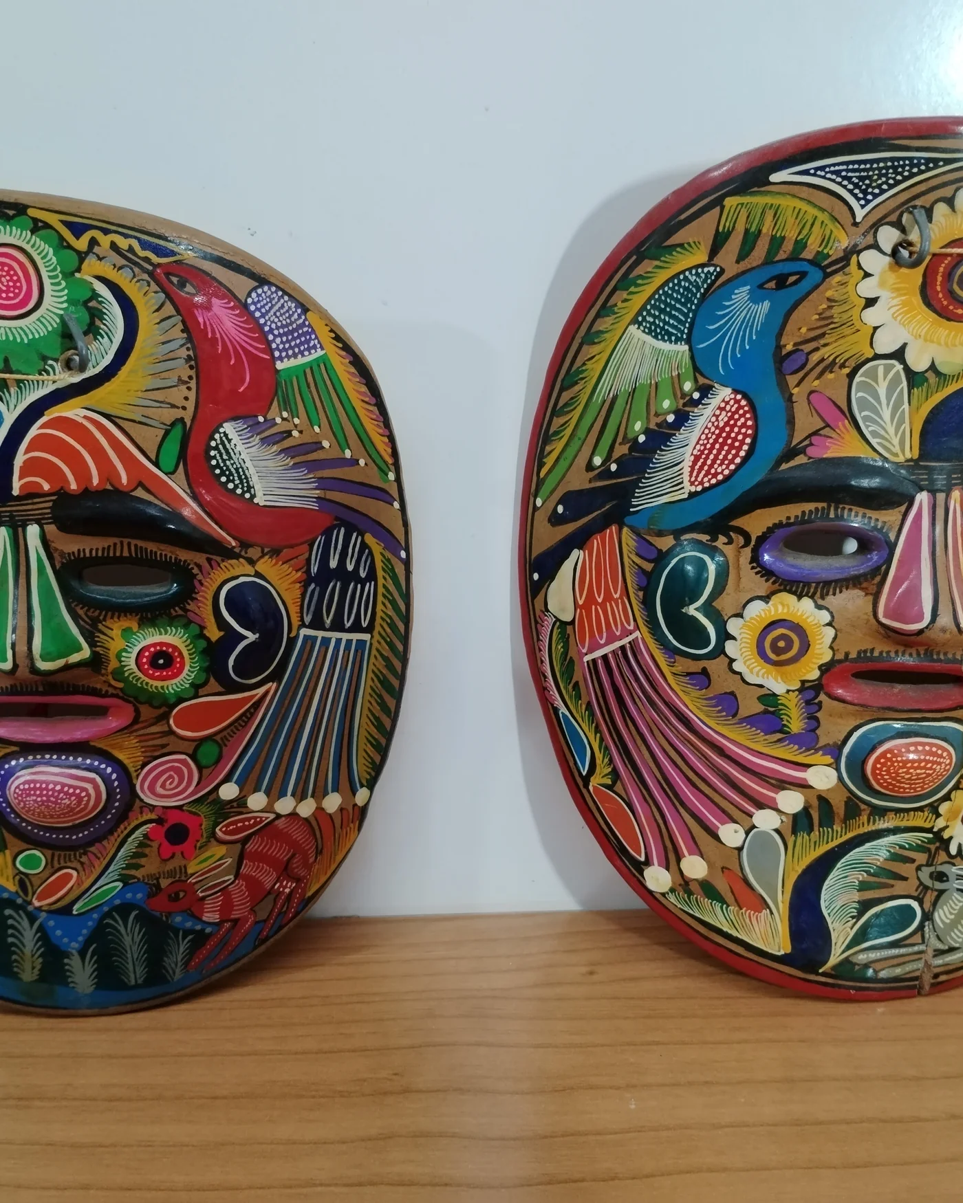Pareja de máscaras mexicanas de cerámica pintadas a mano - imagen 1